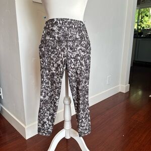 Athleta Black and Gray Patterned Cropped Pants